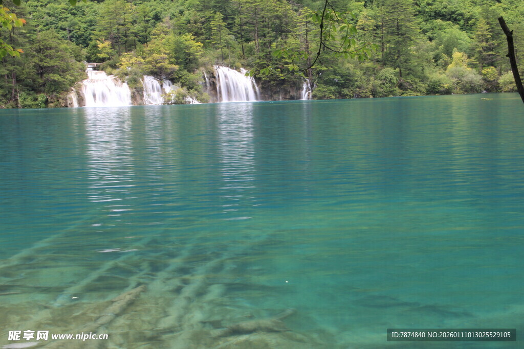 清澈蓝湖与岸边瀑布景观