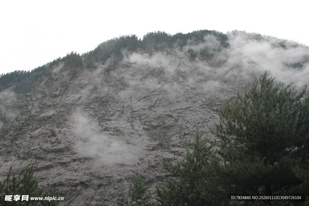山间云雾缭绕的秀丽景致