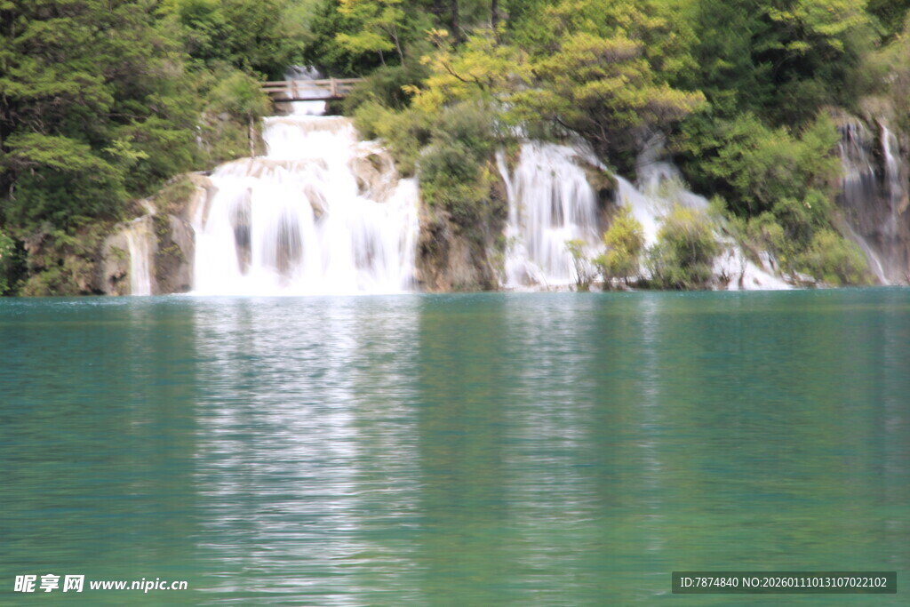 青山绿水间的美丽瀑布