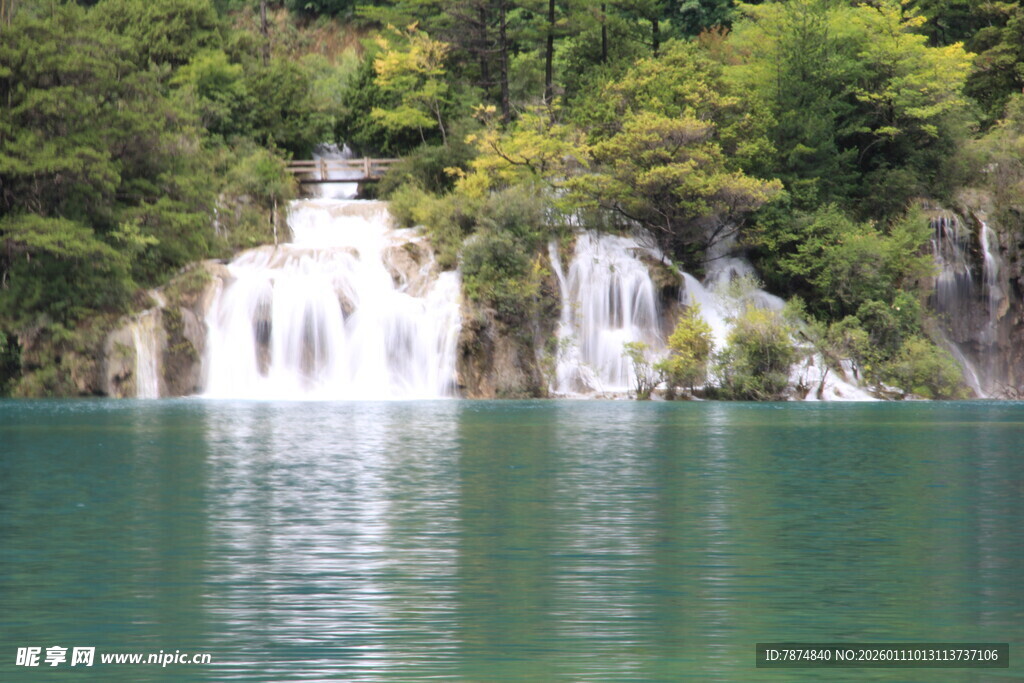 秀丽山水间的瀑布景观