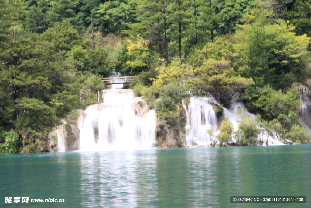 秀丽山水间的瀑布景观