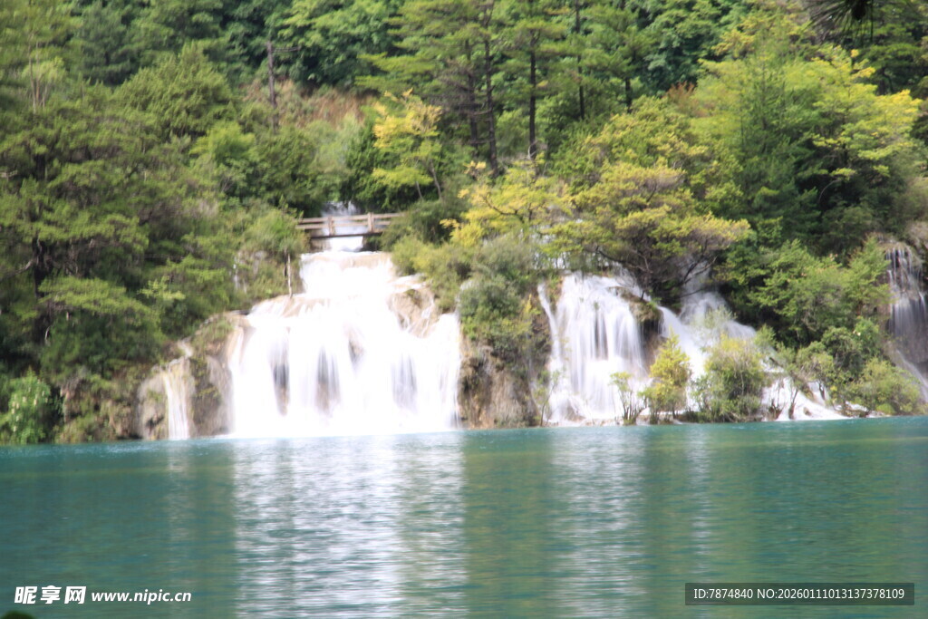 青山绿水间的秀丽瀑布