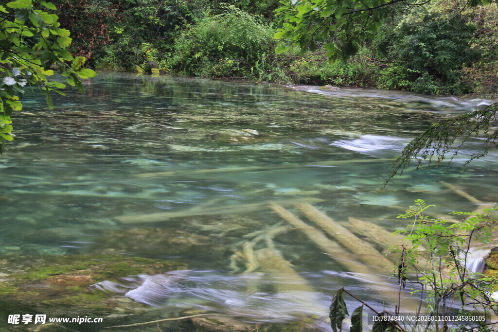 清澈溪涧中的古朴水下栈道