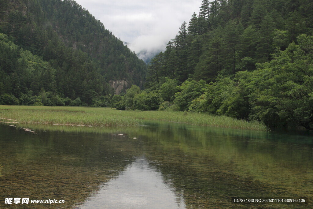 山间静谧湖景 绿意盎然