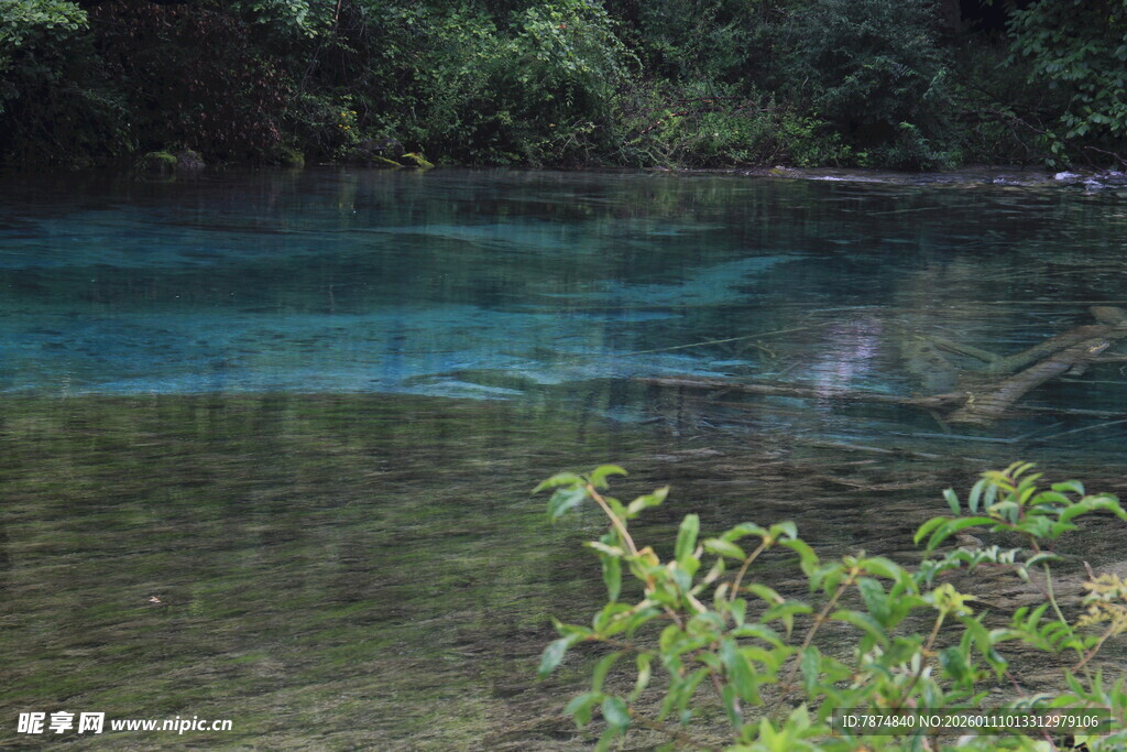 山间幽蓝清澈的静谧水域