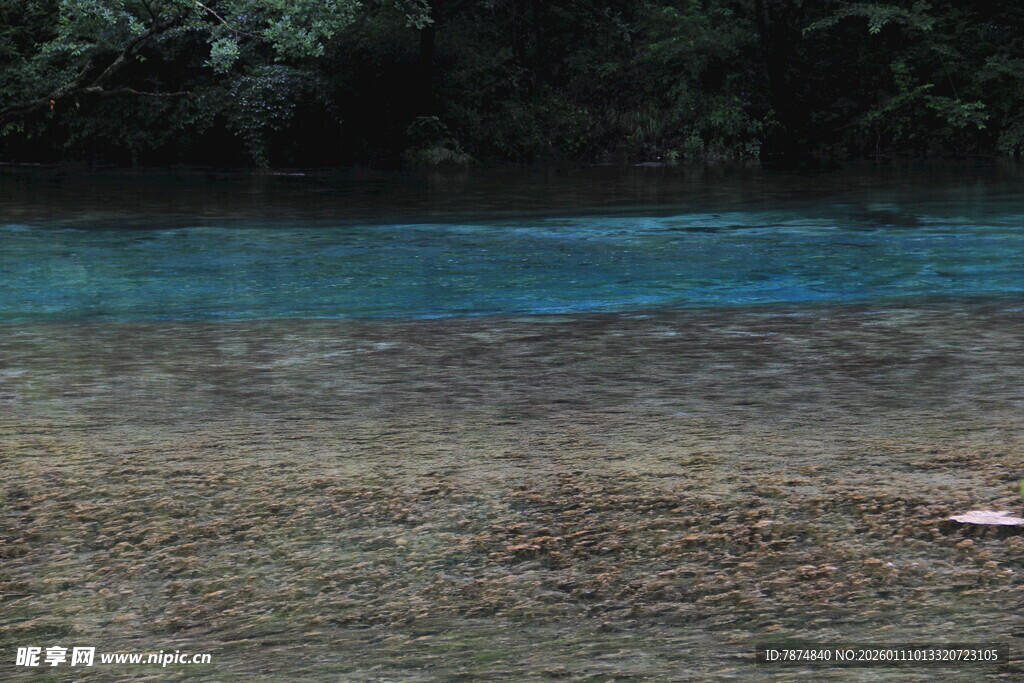蓝水浅滩边的自然景致