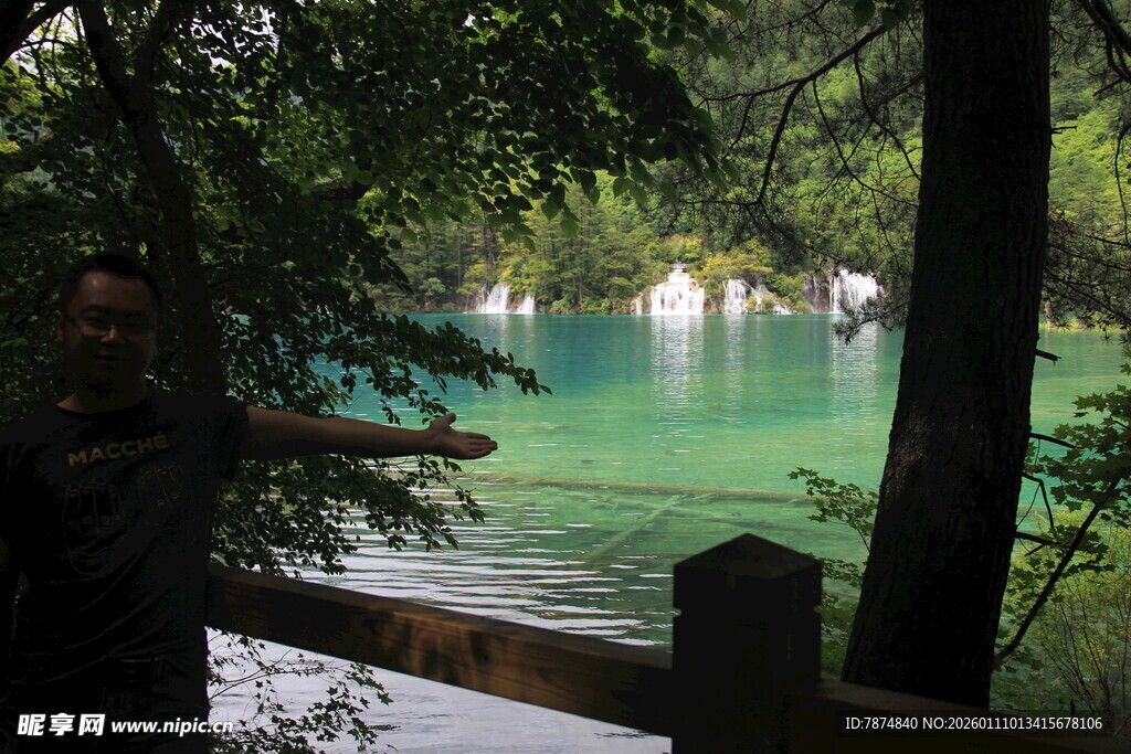 湖畔美景 人倚木栏赏翠湖