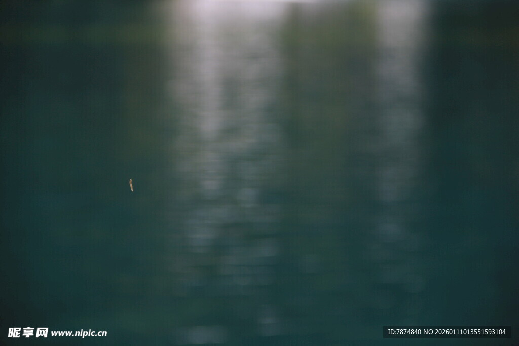 水面光影倒影朦胧景象