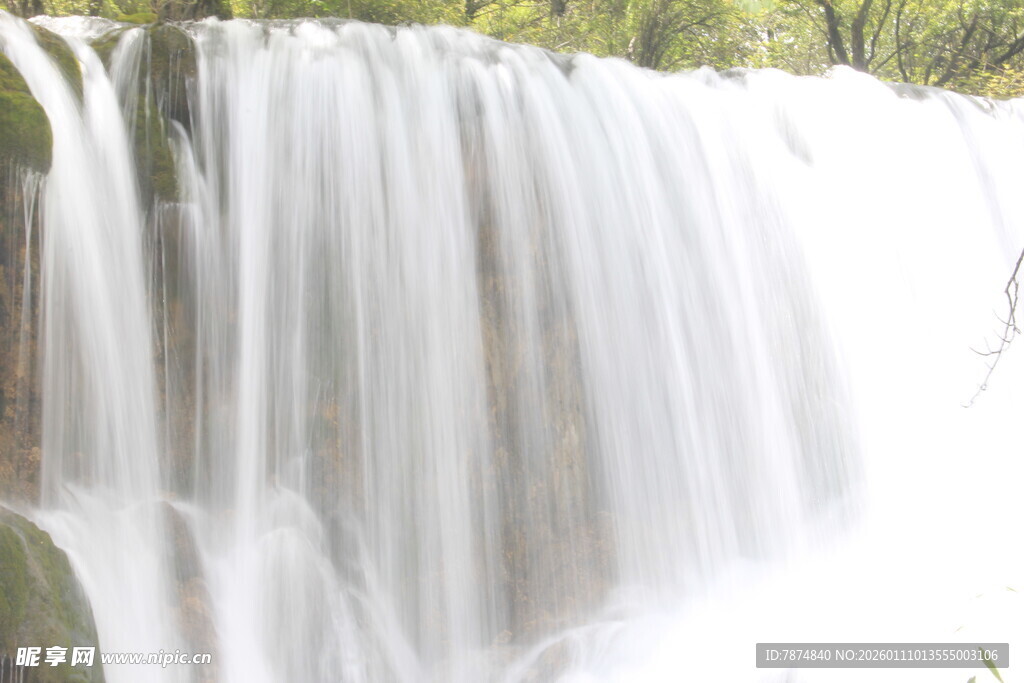 壮观瀑布水流倾泻而下