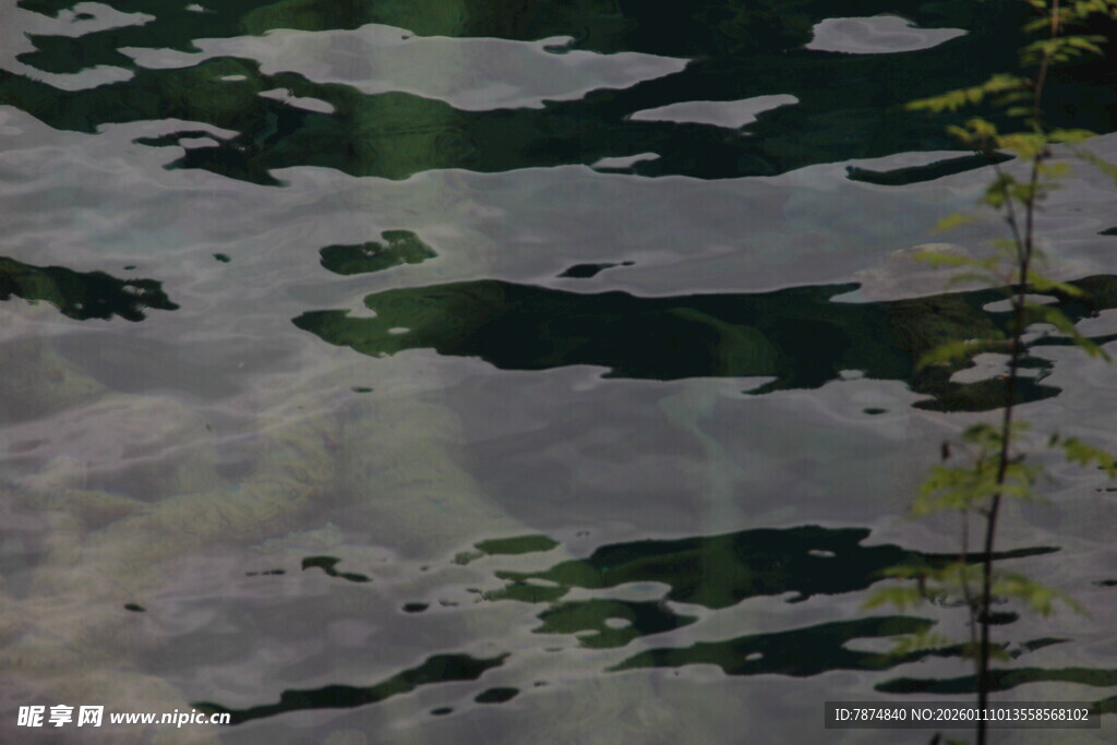 湖面倒影 静谧自然景致