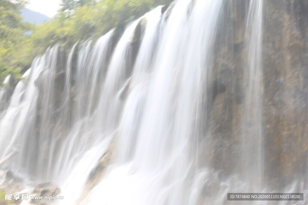 壮观瀑布水流倾泻而下