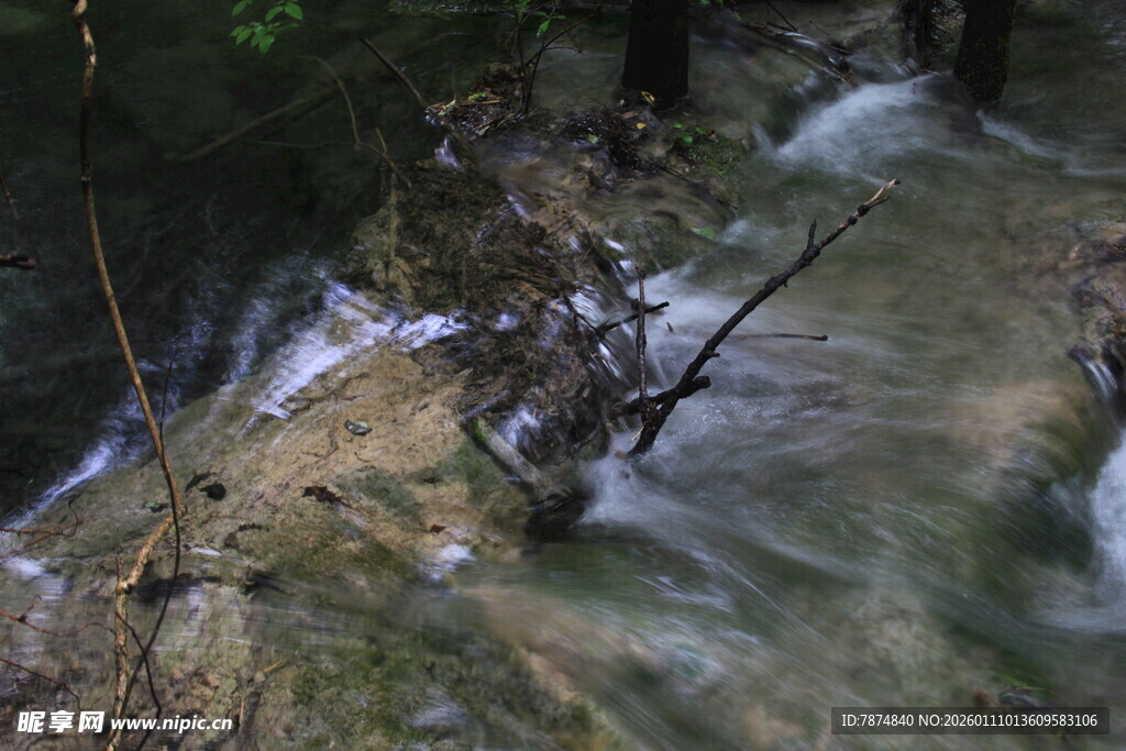 山间湍急溪流