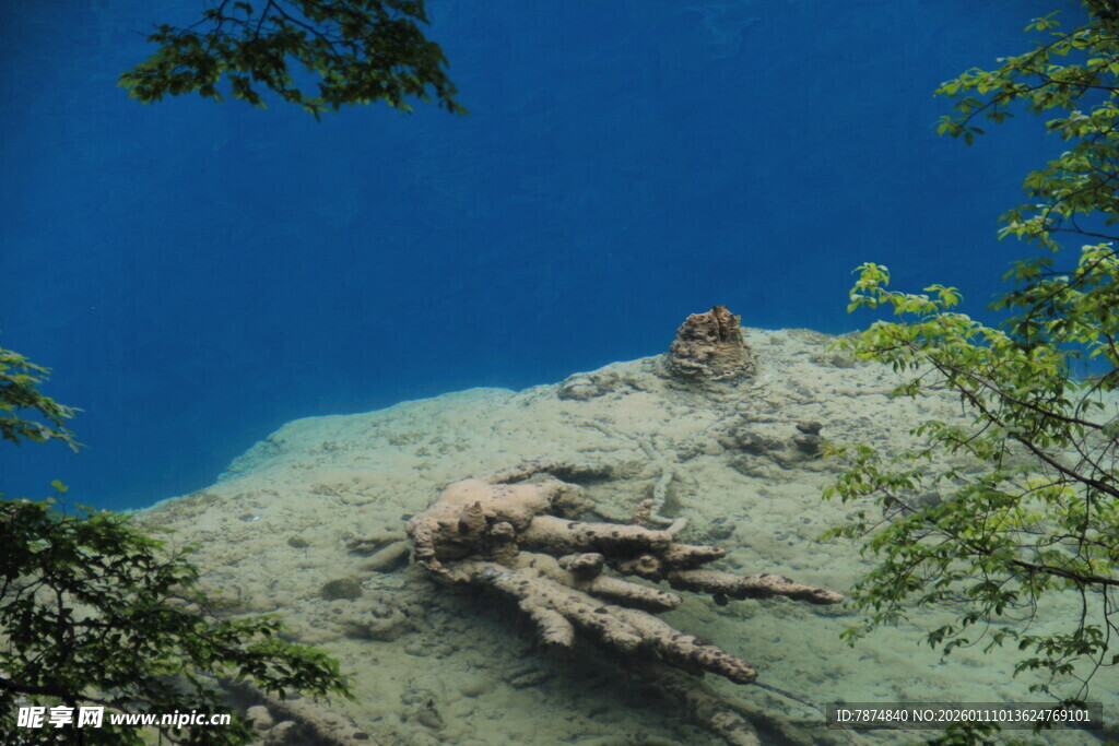崖壁上的攀岩者