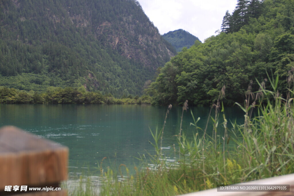 青山绿水间的静谧湖泊