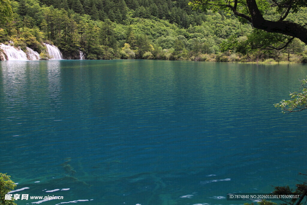 幽蓝湖水与葱郁山林美景