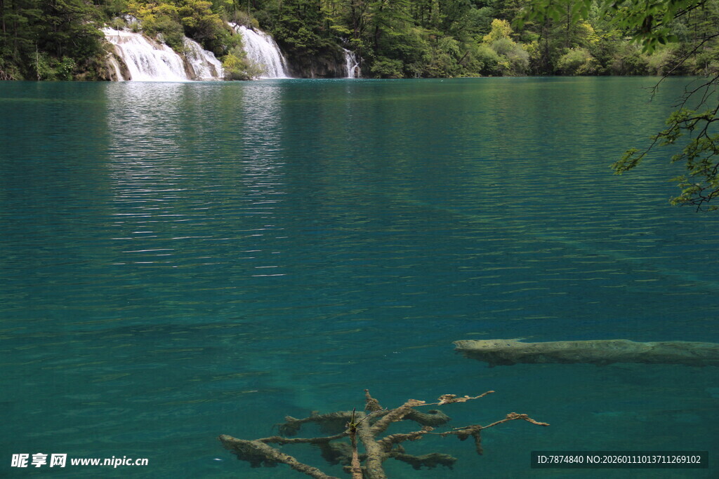 清澈蓝湖与岸边瀑布景观