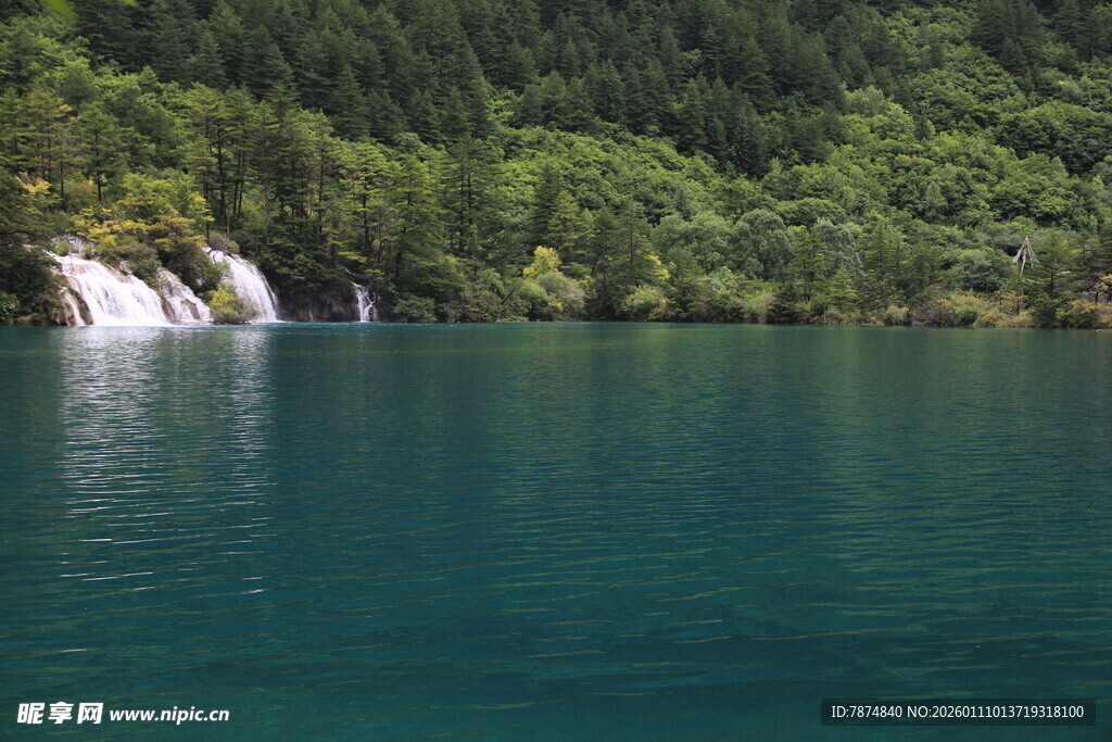 碧绿湖水与葱郁山林美景