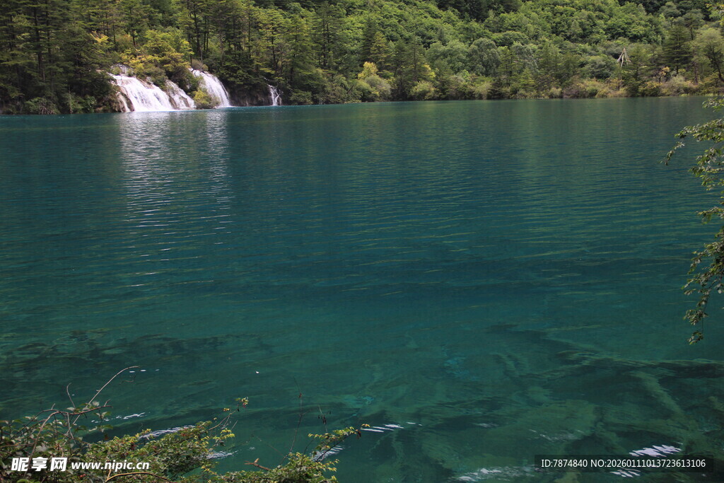 翠绿山林间的澄澈蓝湖