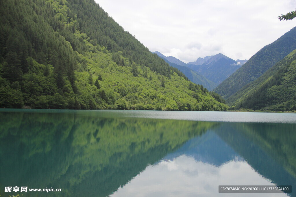 青山绿水间的静谧湖泊