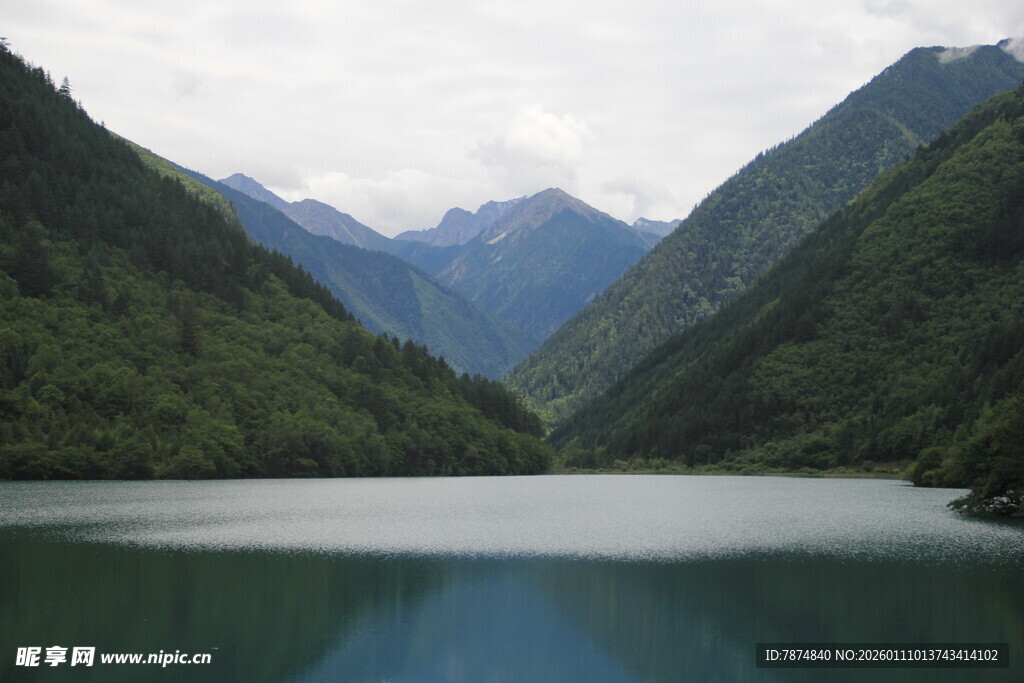 高山环抱中的静谧湖泊
