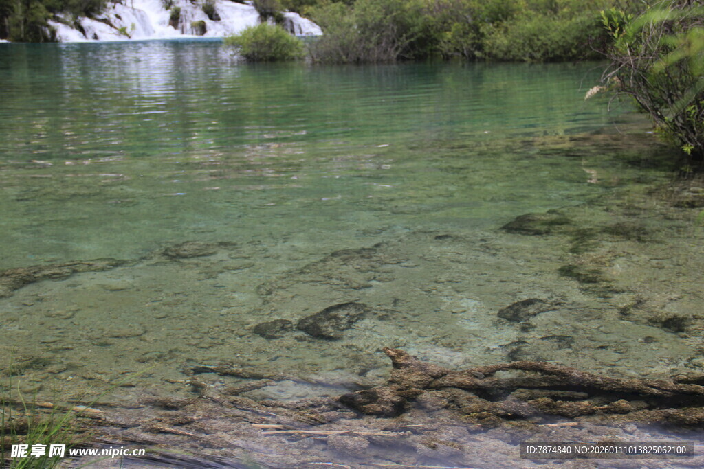 清澈见底的山间碧绿湖水