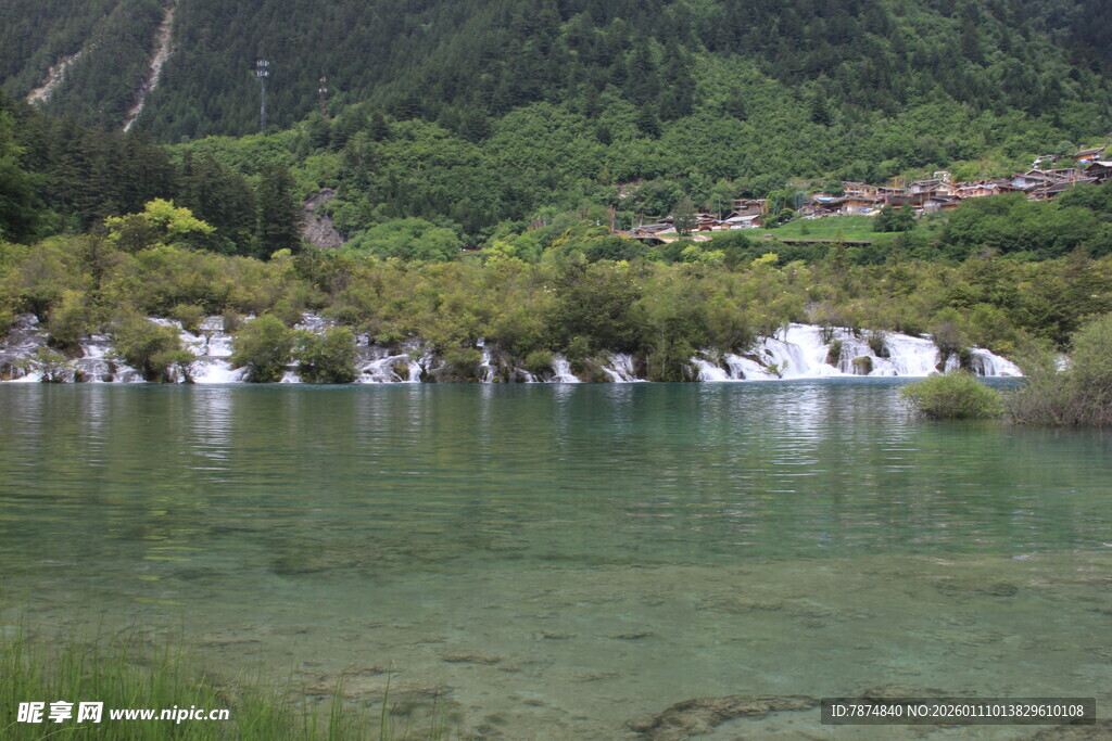 山间清澈湖水与小瀑布