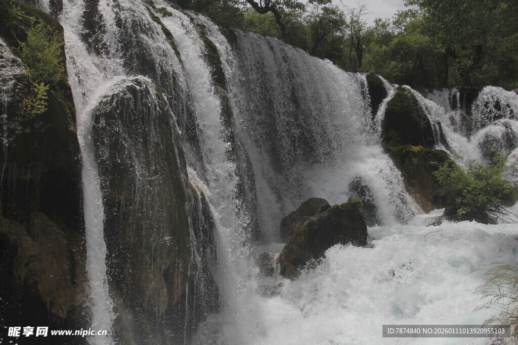 壮观瀑布水流倾泻而下
