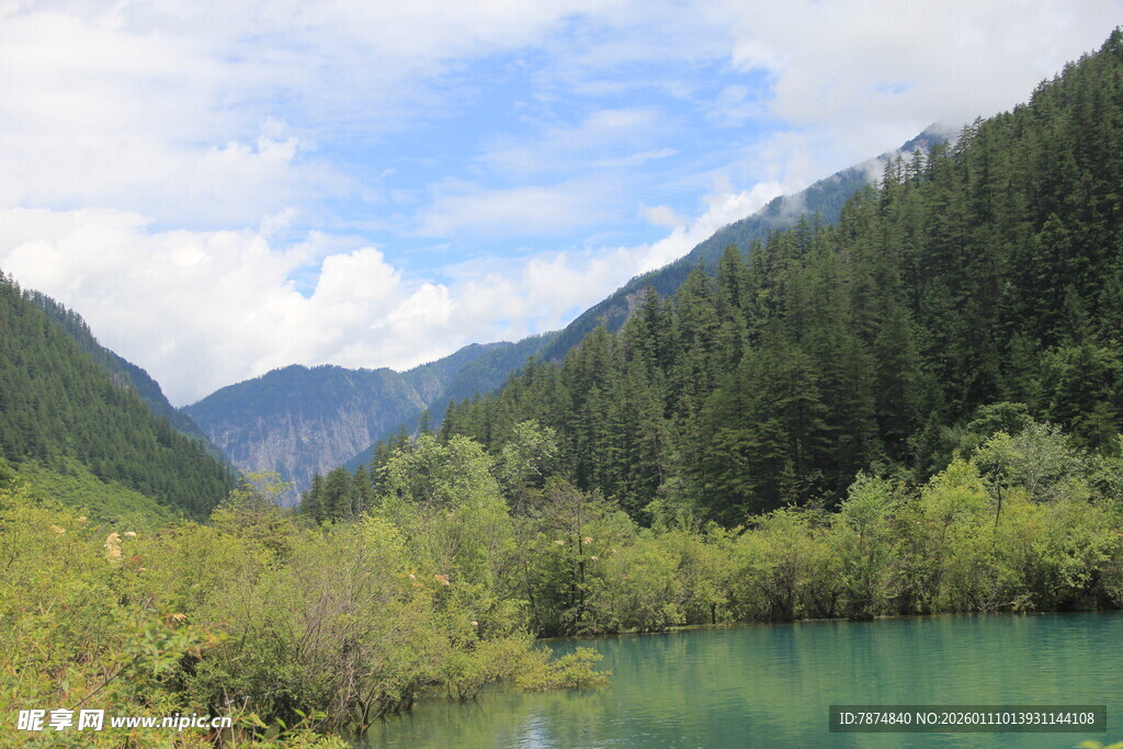 青山绿水间的幽美湖泊