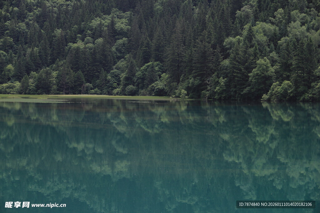 静谧幽蓝湖水映山林