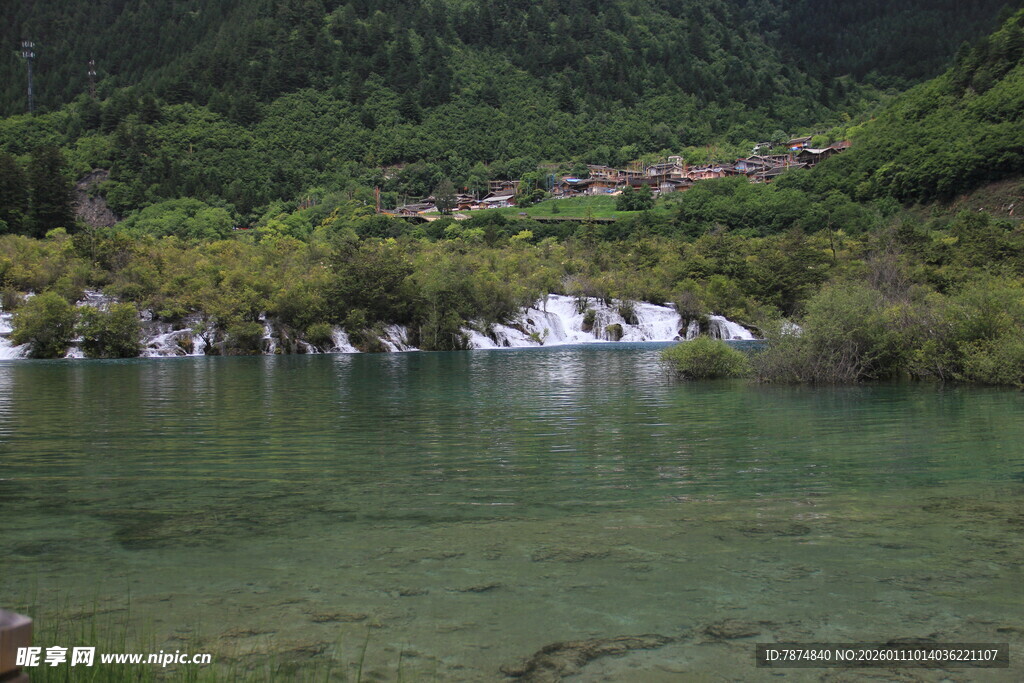 山间清澈溪流与叠瀑景观