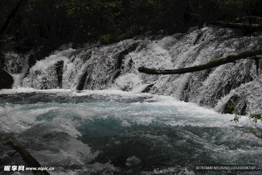山间流淌的清澈溪流