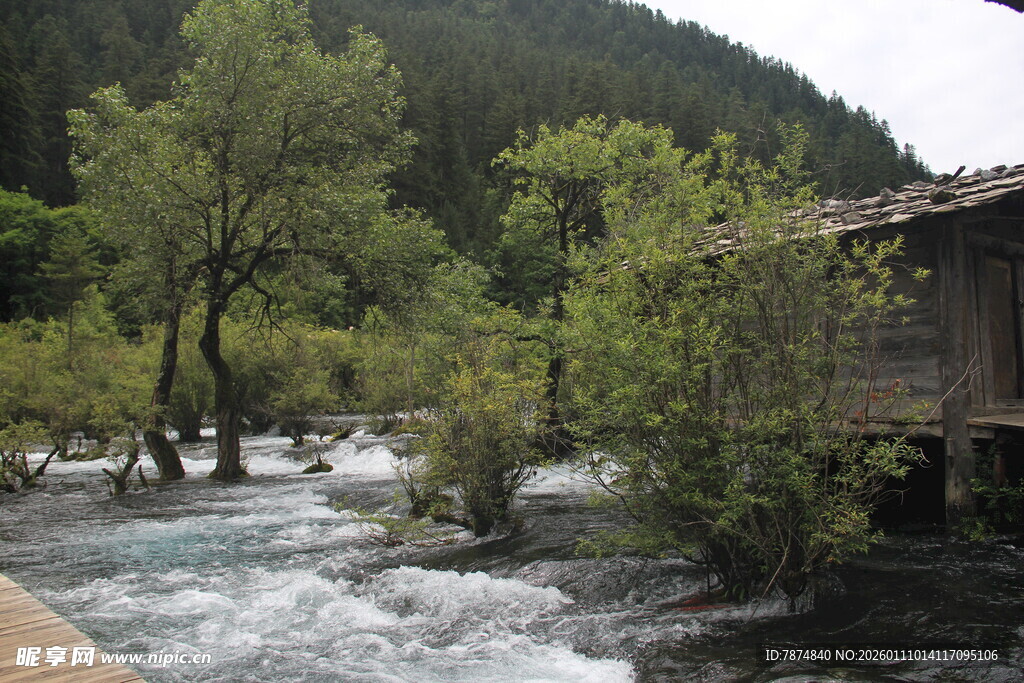 山间溪流旁的古朴小屋