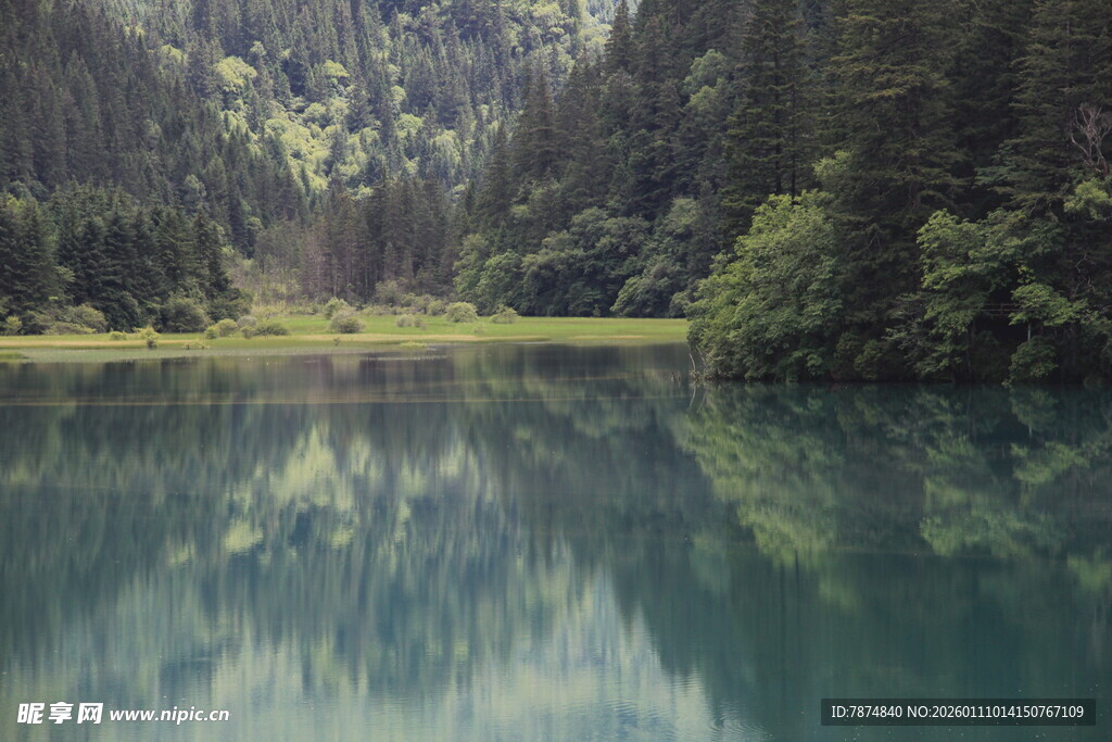 静谧山林中的清澈湖泊