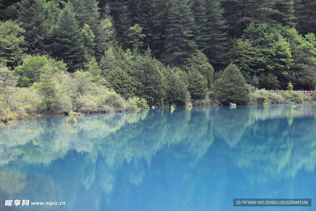 梦幻蓝湖 山林环绕之景