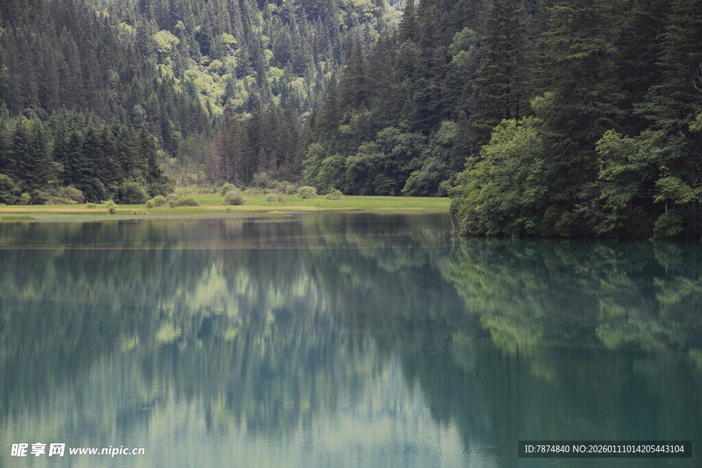 静谧山林中的碧绿湖水