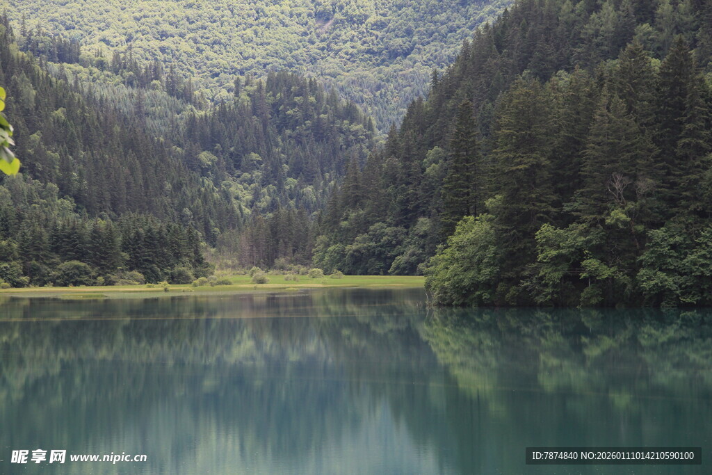 山间静谧湖泊美景