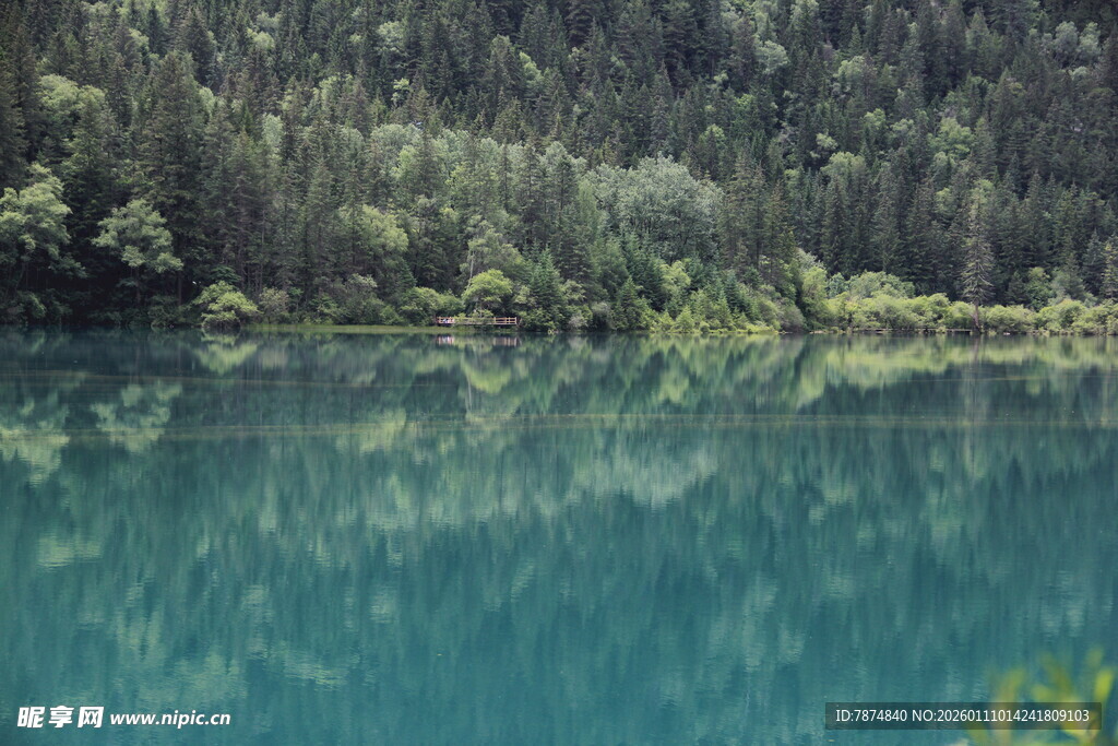 静谧幽蓝湖水与葱郁山林