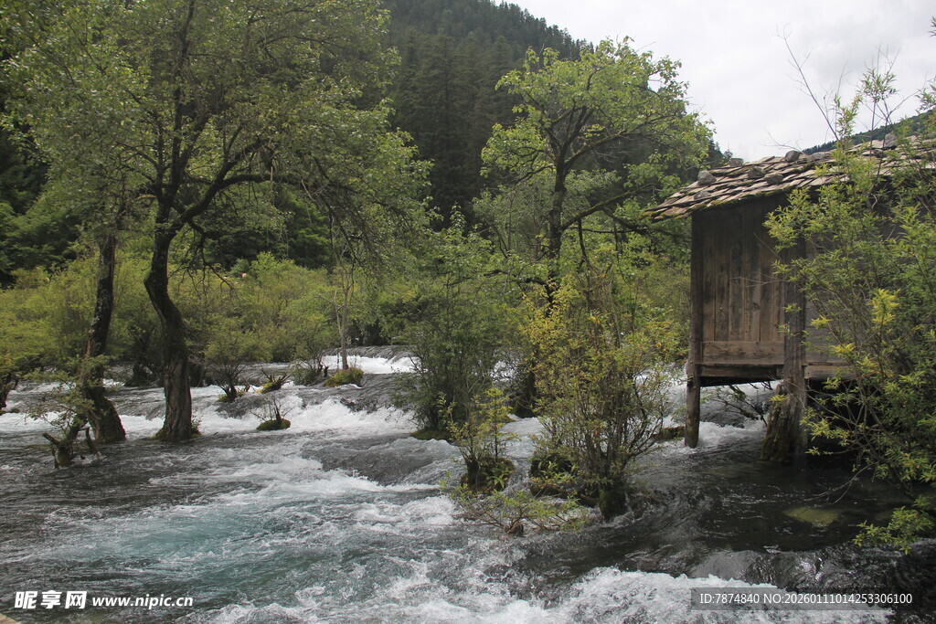 山间溪流旁的古朴小屋