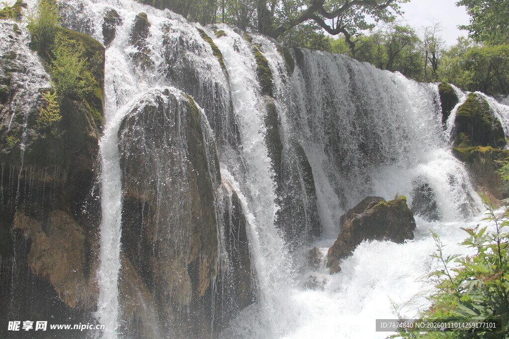 壮观瀑布景观