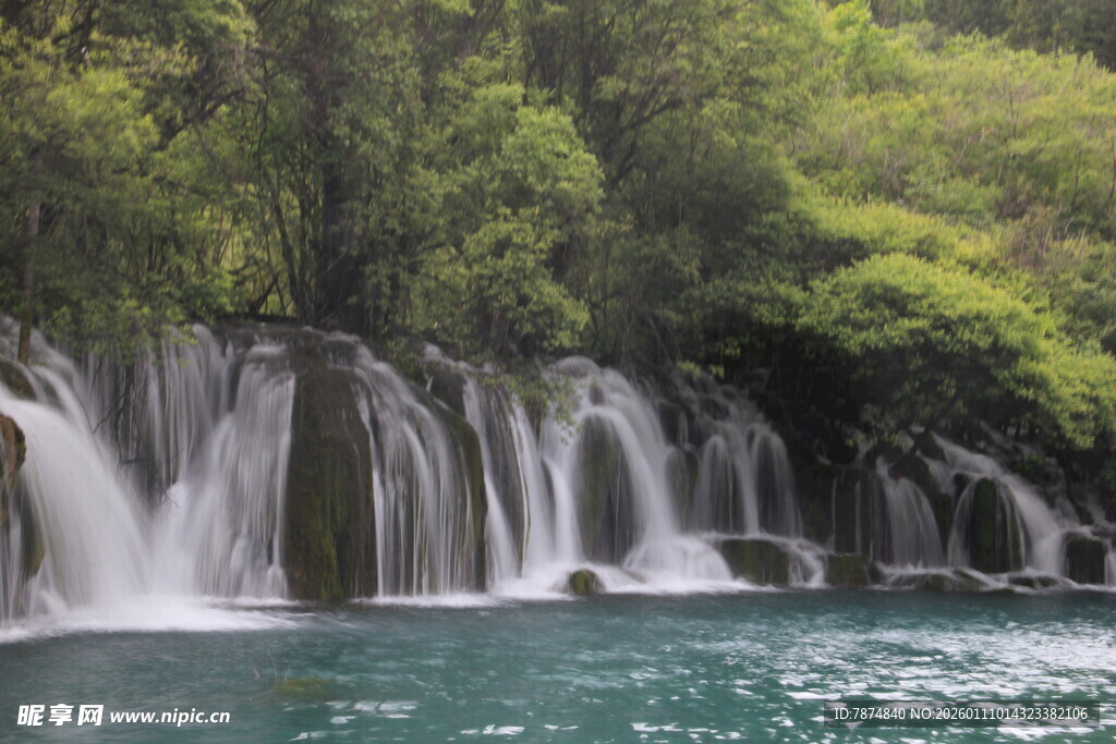 秀丽山间瀑布与碧绿潭水