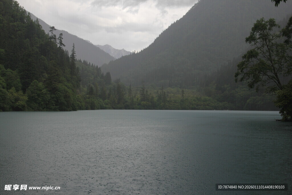 宁静山水间的幽美湖泊