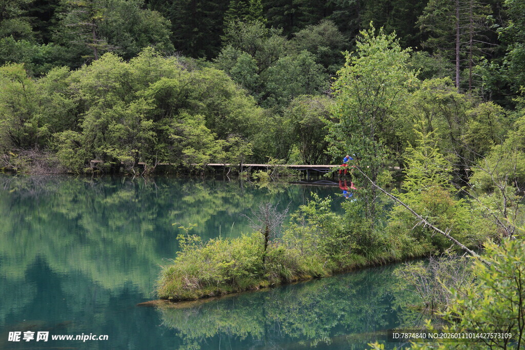山间幽蓝湖泊与葱郁林木