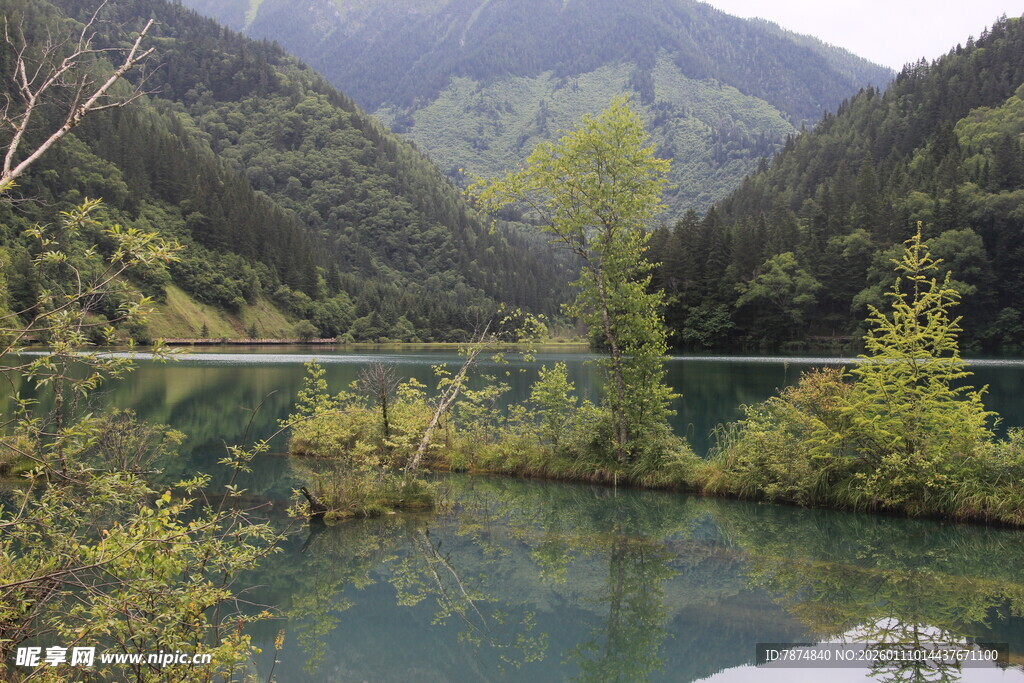 山间幽湖 绿意盎然之景