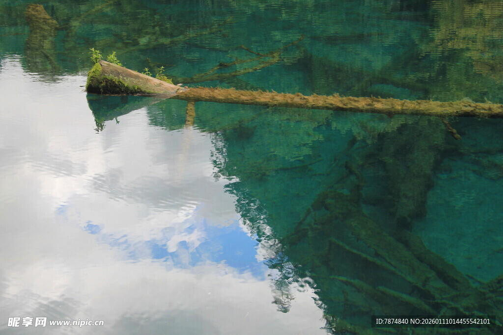 清澈湖水倒映蓝天白云
