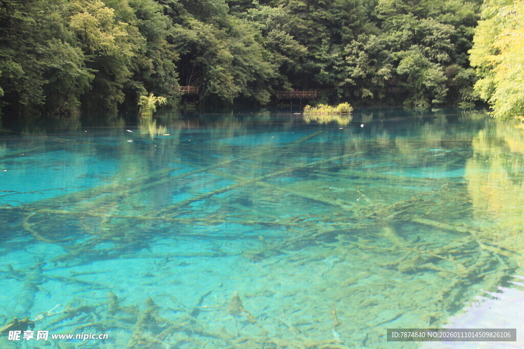 清澈幽蓝的山间静谧湖水