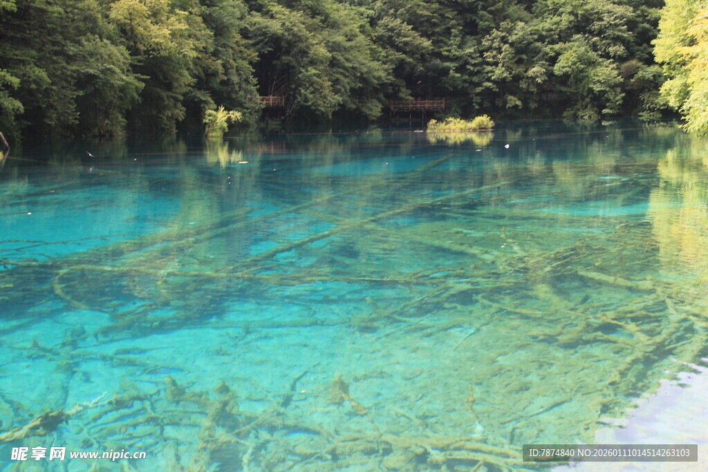 清澈幽蓝的山间湖泊