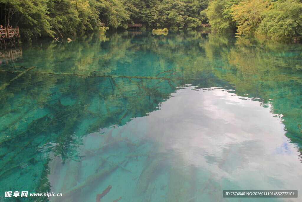 清澈碧绿的美丽湖水景观