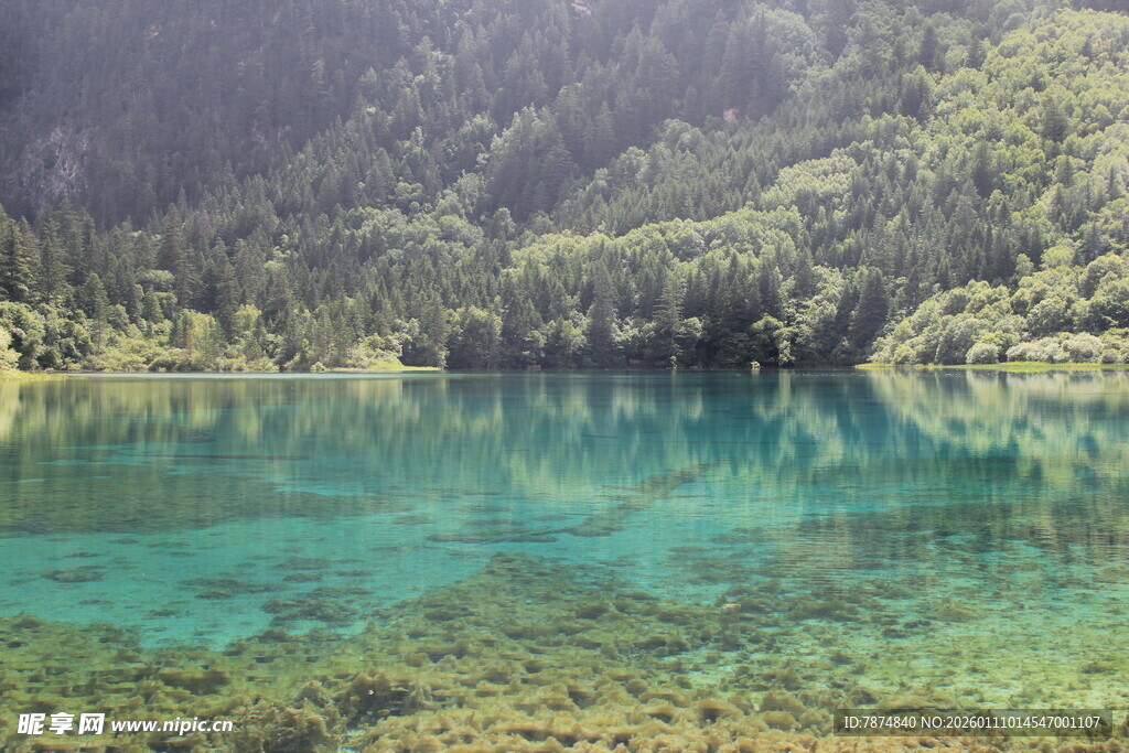梦幻蓝湖 山林环绕之景