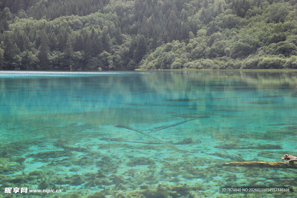 清澈幽蓝的山间湖泊
