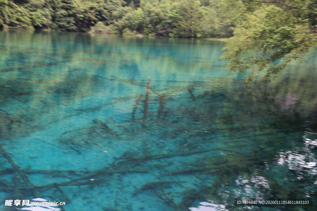 清澈蓝绿湖水的自然美景